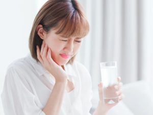 痛みに耐える若い女性