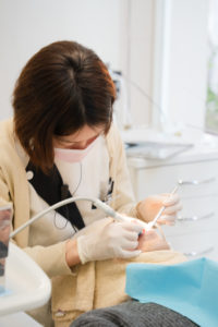 あゆみ歯科クリニックの歯科衛生士が患者の口腔ケアを実際にしているところ