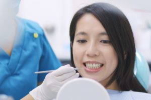 歯医者で歯科診療中の日本人女性