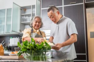 若々しい笑顔の老夫婦