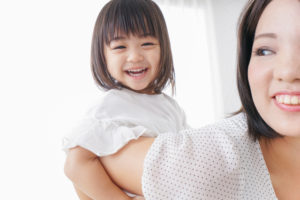 笑顔の未就園児と母親