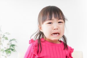 泣く子ども。未就学児の女の子