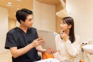 歯科医師へ質問をしている女性